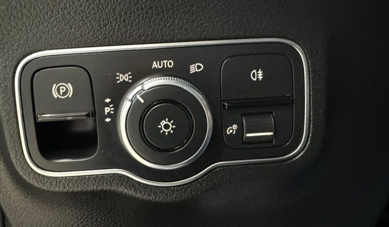 Mercedes Benz / GLA 200D lleno